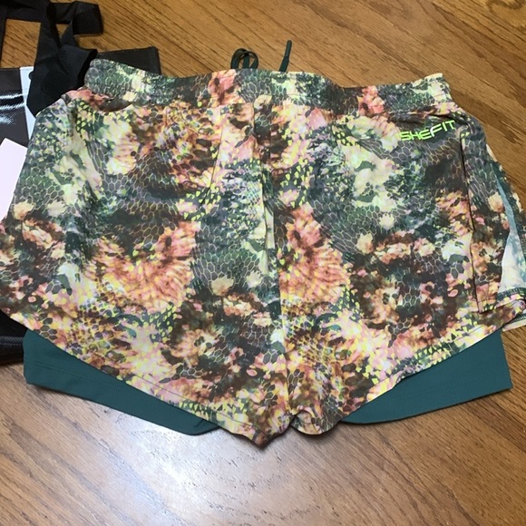 SheFit 2 in 1 Running Shorts Green Conquer and Print Size M NWT - Picture 10 of 12